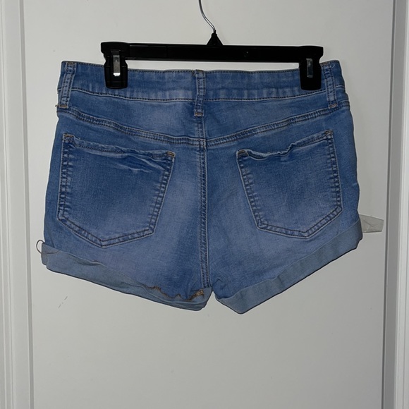 SO low rise light wash denim shorts 💙 - Picture 2 of 3